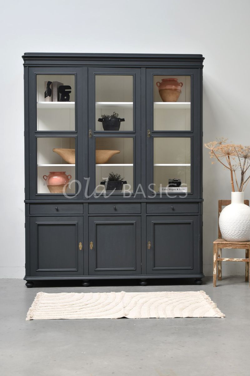 Detail van Vitrinekast Amiens, 3 deuren, RAL7021, grijs, zwart, materiaal hout